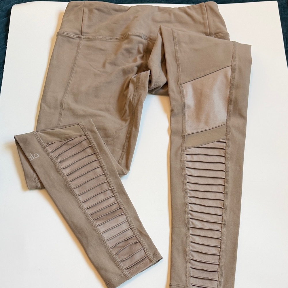 ALO Yoga Women's Leggings in Taupe - Picture 5 of 5